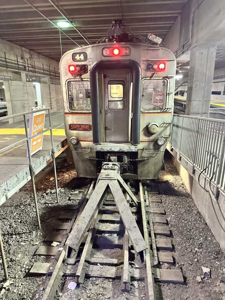 Two South Shore stations to close temporarily for construction