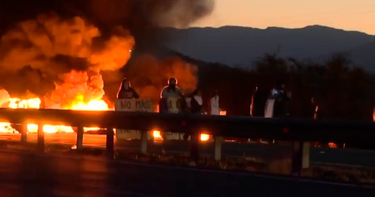 Con barricadas incendiarias: vecinos de Tiltil cortan Ruta 5 en protesta por transformación de Punta Peuco en cárcel común
