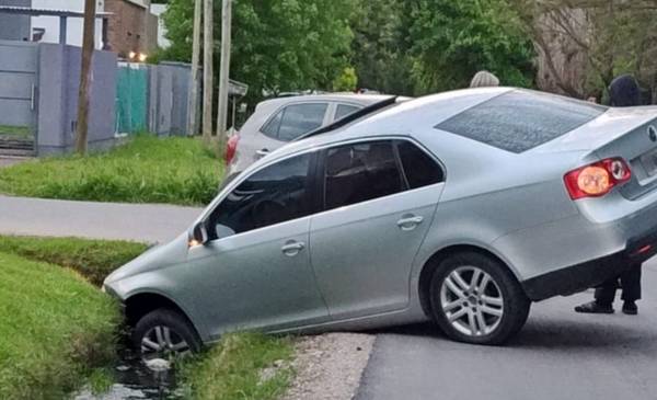 La esquina de los choques en City Bell: dos accidentes en un día y un Vento colgado en una zanja