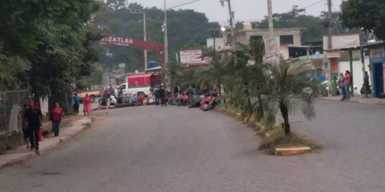 ¿Qué carreteras siguen bloqueadas hoy por campesinos y transportistas en México?