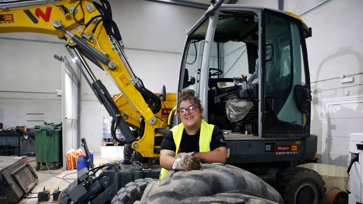 Ángela, a los 20 años, trabaja arreglando maquinaria pesada: «Cada vez que me ve llegar un cliente, dice: «¿Pero dónde está el mecánico?»»