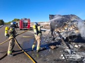Un camión cargado de jamones se incendia en la AP-2 y obliga a cortar la vía durante horas