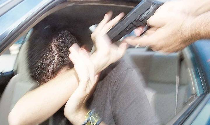 Encapuchados secuestran a hombre y luego se llevan su vehículo