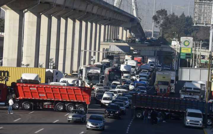 Transportistas rechazan motivación política en megabloqueo