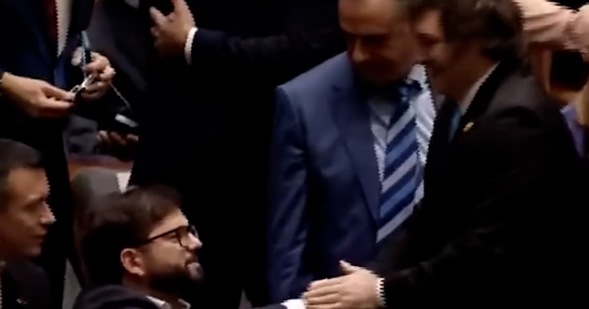 Sin pararse de su asiento: así fue el frío saludo del Presidente Boric a Javier Milei en Bolivia