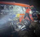 Quedó sepultado un micro en Vietnam: al menos seis muertos y 19 heridos