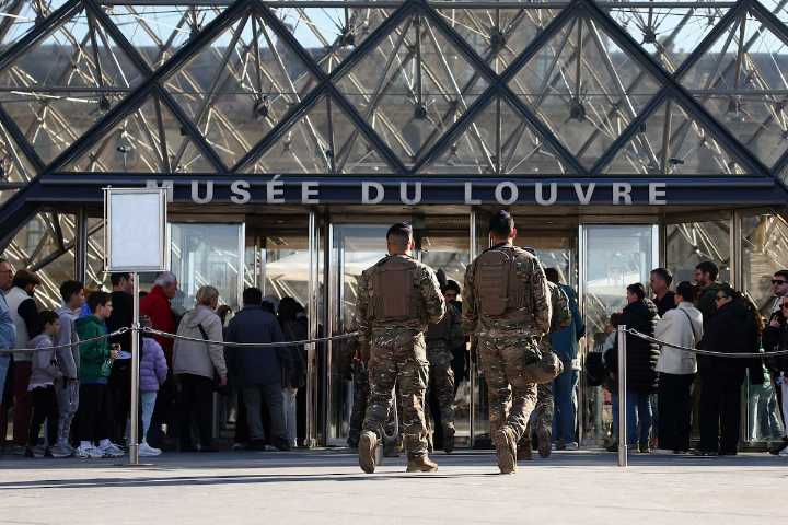 Sospechoso de robo del Museo del Louvre trabajaba como guardia