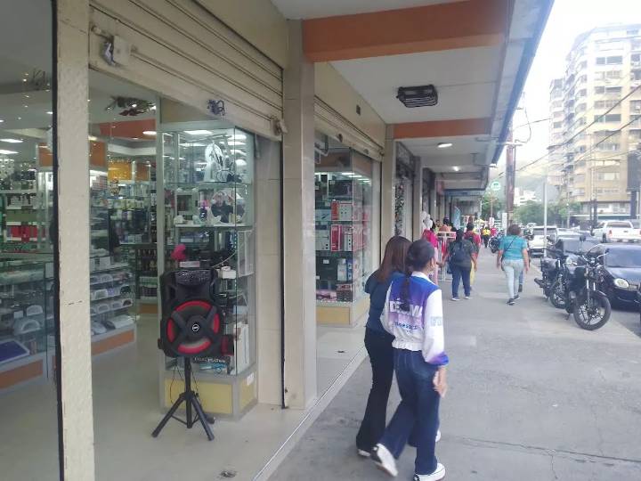 Pocos comercios de Av. Bolivar norte de Valencia muestran descuentos  