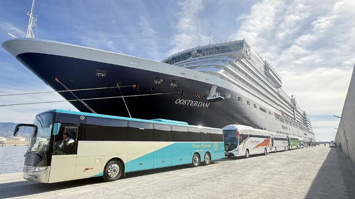 El Puerto de Motril recibe por primera vez al crucero Oosterdam