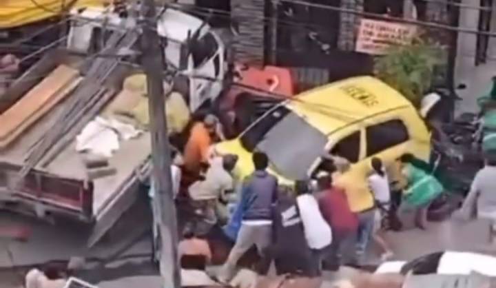 Vehículo de carga al parecer se quedó sin frenos y arrolló varios vehículos