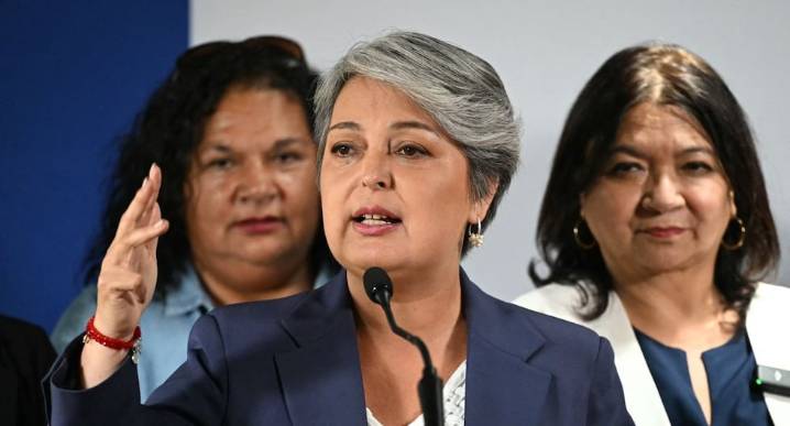 Elecciones Chile 2025: Izquierdista Jeannette Jara califica a conservador José Antonio Kast de "autoritario" en Chile últimas