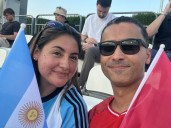 Ella es mendocina y el de Túnez, la curiosa pareja que llamó la atención en el Mundial Sub 17 en el segundo partido de la Argentina