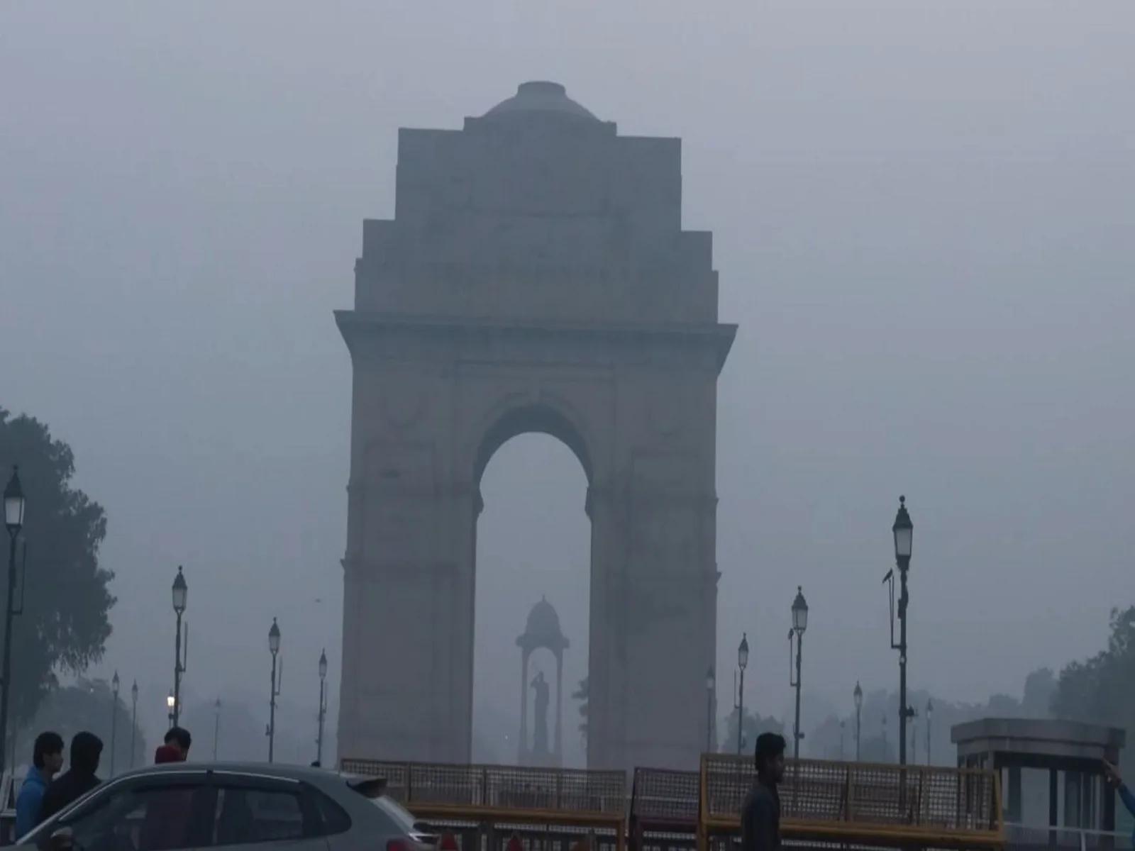 Delhi’s air remains in ‘very poor’ category with persistent smog despite slight improvement in AQI