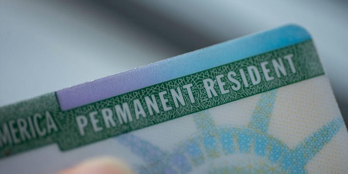 Trump revive su plan para negar la residencia permanente por uso de programas públicos