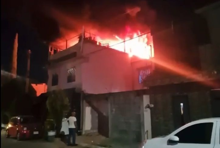Se incendia vivienda en Apodaca; vecinos buscan sofocar el fuego