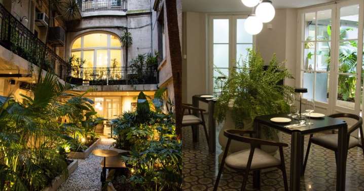Cómo es el "restó y jardín secreto" que funciona en un palacio de Recoleta y perteneciera a los Pellegrini: los precios de su menú argentino
