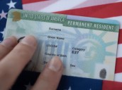 EE. UU. revisará a cubanos y venezolanos con tarjetas de residente