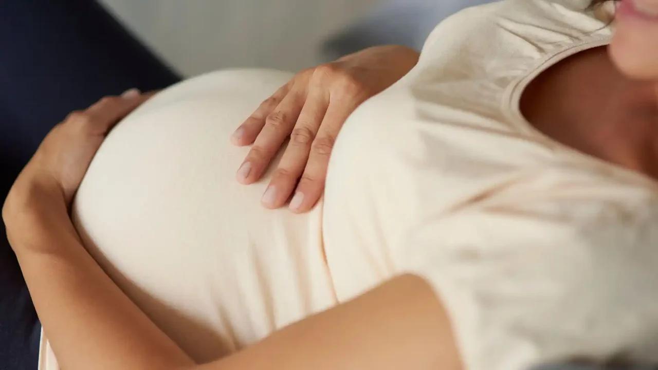 ¡Sorpresa! Reconocida actriz revela el género de su bebé y sorprende a fans