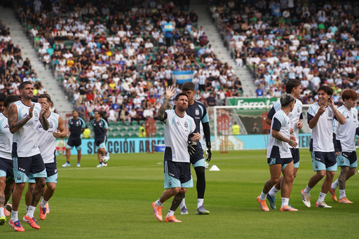 Argentina cierra el año con triunfo ante Angola con gol y asistencia de Messi