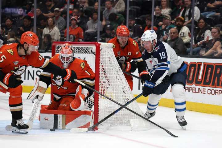 Leo Carlsson, Beckett Sennecke score twice to carry Ducks past Jets - The Rink Live | Coverage of youth, junior, high school and college hockey