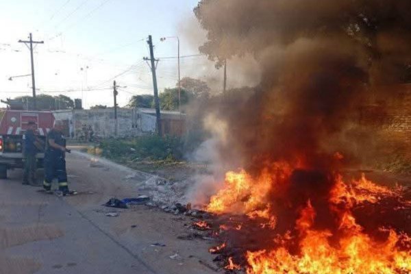 Incendio de basural casi quemó cables de alta tensión en Corrientes Capital (Imágenes)