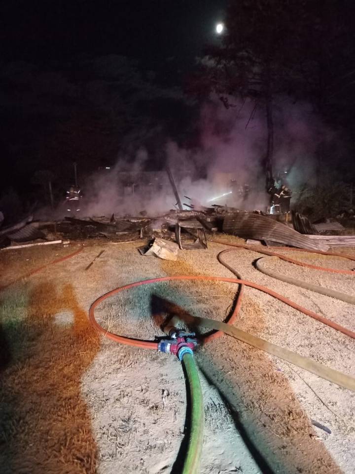 Incendio estructural en una vivienda y es destruida por el fuego durante esta madrugada en Ñuble.