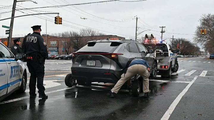 Ride share driver stabbed in the Bronx, officials say