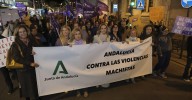 La sociedad almeriense sale a la calle a decir "no" a la violencia de género