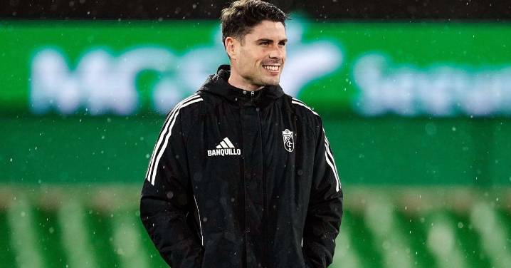 Racing-Granada CF, en directo: Astralaga titular bajo palos