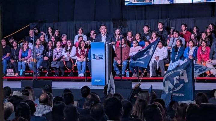 Rinde Alfredo Chávez informe; llama a la unidad y defensa de libertad