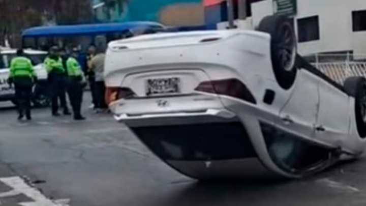 Auto se volcó frente a la Divincri de Ilo: dos jóvenes fueron auxiliados por la Policía