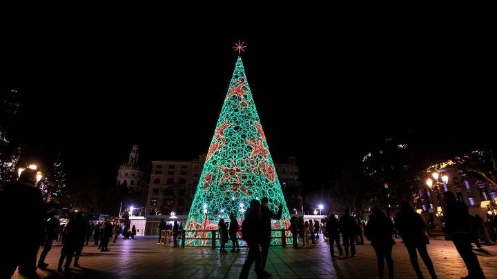 Más de un millón de euros para 45 árboles y decoración en más de cien calles esta Navidad en Valencia