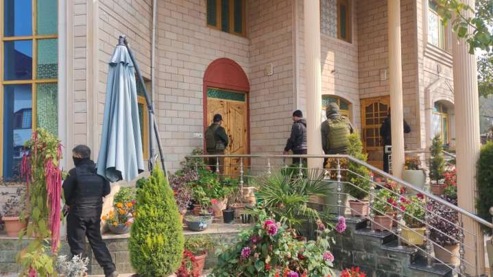 Police conduct raids at residences of terrorist associates, OGWs in Srinagar