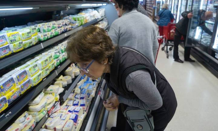 La inflación tuvo una leve aceleración en octubre y fue del 2,3%, pero Luis Caputo celebró