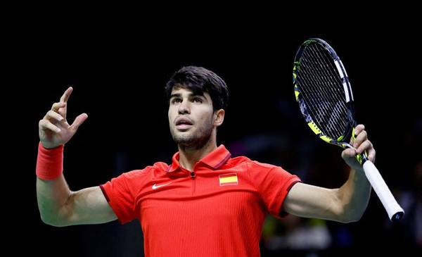 Un "dolido" Alcaraz abandona la Copa Davis por una inflamación en los isquiotibiales