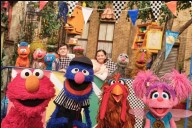 La nueva temporada de «Sesame Street»: Bubba Wallace, Netflix y muchas gallinas