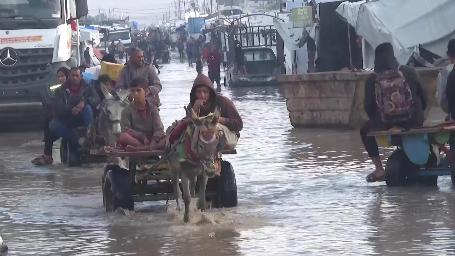 Floodwaters cause havoc in overcrowded camp for Gaza displaced in Khan Younis