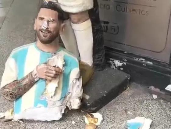 Destrozaron una estatua de Messi en Mar del Plata