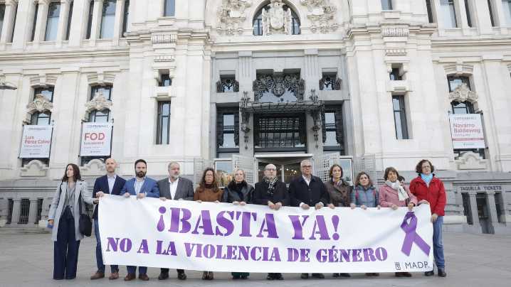 Minuto de silencio en Cibeles por la última víctima de violencia machista con la ausencia de Vox