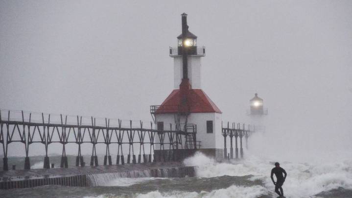 Lake effect snow piles up in Great Lakes region, impacting Thanksgiving travel