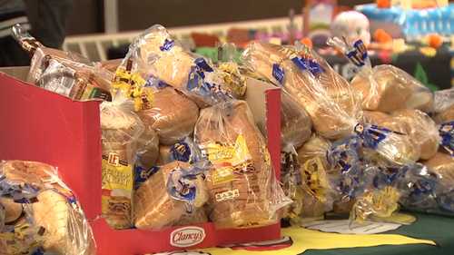Tinley Park boy Alex Anning hosts Chicago food giveaway at Carrie Jacobs Bond Elementary School for 8th birthday