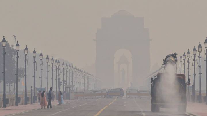 Delhi air pollution: AQI ‘severe’ at 413; Centre demands reports on pollution control efforts