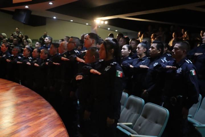 Reconocen a 60 “Policías del Mes” uno por cumplir 25 años de servicio