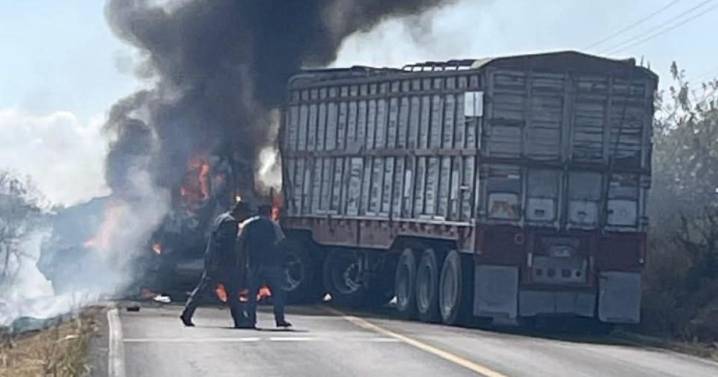 Bloquean caminos en 12 municipios de Michoacán por operativo contra CJNG