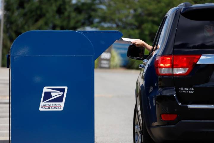 USPS moderniza sus servicios con una inversión de $20,000 millones para agilizar el correo antes de las fiestas