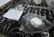 Identifican a ocho ciudadanos y llevan detenidos a dos mujeres por posesión de cocaína con fines de comercialización.