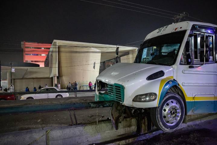 Camión de personal queda embancado en el puente de la 5 y 10