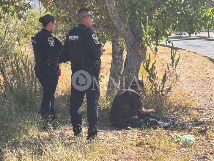 Hombre se desmaya junto al río Sacramento; fue auxiliado por policías municipales