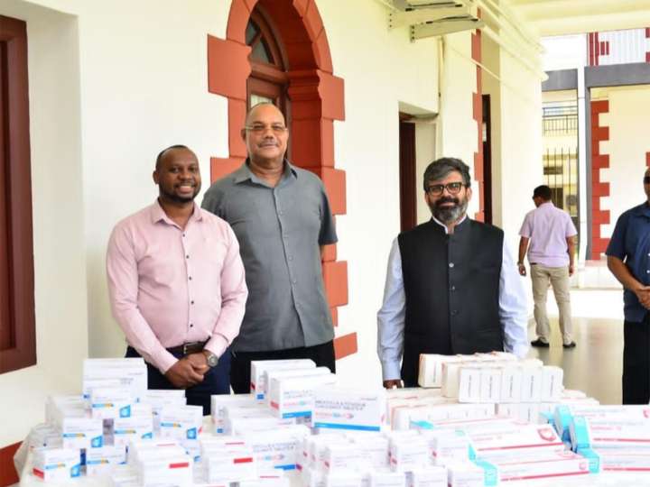 India hands over 3.5 tonnes medicine consignment to Seychelles
