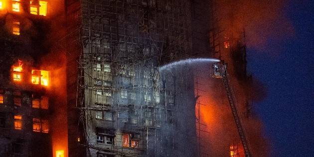 Van 36 fallecidos por incendio en complejo de viviendas en Hong Kong